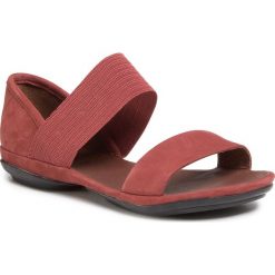 Sandały CAMPER - Right Nina 21735-065 Red. Czerwone klapki damskie Camper, bez wzorów, ze skóry, bez obcasa, na obcasie. W wyprzedaży za 339,00 zł.