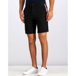 Szorty materiałowe TOMMY HILFIGER Denton MW0MW11249. Czarne spodenki i szorty męskie TOMMY HILFIGER, m, bez wzorów, z elastanu. W wyprzedaży za 229,00 zł.