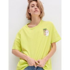 Koszulka oversize z nadrukiem - Zielony. Zielone koszulki damskie House, s, z nadrukiem, bez kołnierzyka, bez rękawów. Za 39,99 zł.