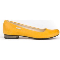 Klasyczne baleriny na obcasie - skóra naturalna - model 008 - kolor żółty. Żółte baleriny damskie Zapato, bez wzorów, ze skóry, eleganckie, na niskim obcasie, na obcasie. W wyprzedaży za 239,20 zł.