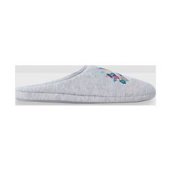 Etam - Kapcie Flor. Szare kapcie damskie Etam, z materiału. W wyprzedaży za 49,90 zł.
