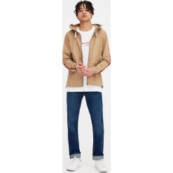 Kurtka z popeliny z kapturem. Białe kurtki męskie marki Pull&Bear, m, z napisami. Za 62,90 zł.