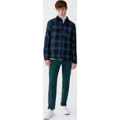 Bawełniane spodnie worker. Czerwone spodnie męskie marki Pull&Bear, m, bez wzorów, z bawełny. Za 129,00 zł.