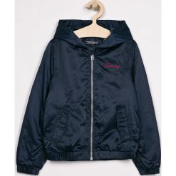 Tommy Hilfiger - Kurtka dziecięce 128-176 cm. Niebieskie kurtki dziewczęce TOMMY HILFIGER, bez wzorów, z poliesteru, krótkie, z kapturem. W wyprzedaży za 399,90 zł.
