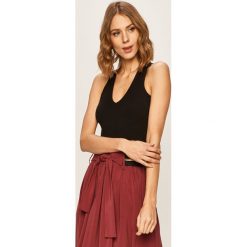 Guess Jeans - Top. Białe bluzki damskie Guess Jeans, s, z aplikacjami, z wiskozy, casualowe, bez kołnierzyka, bez rękawów. W wyprzedaży za 179,90 zł.