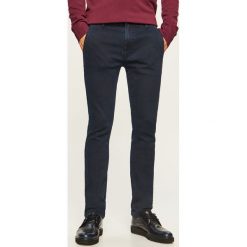 Jeansy chino slim fit - Niebieski. Niebieskie jeansy męskie relaxed fit Reserved. Za 89,99 zł.