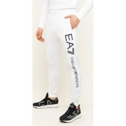 Spodnie dresowe EA7 Emporio Armani 8NPPC3 PJ05Z 1101. Białe jeansy męskie EA7 Emporio Armani, xl, bez wzorów, z bawełny. W wyprzedaży za 379,00 zł.