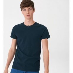 T-shirt z guzikami - Turkusowy. Niebieskie t-shirty męskie House, s, bez wzorów, bez kołnierzyka. Za 35,99 zł.