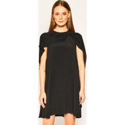 Sukienka koktajlowa Red Valentino TR0VAN15. Czarne sukienki damskie Red Valentino, bez wzorów, z jedwabiu, wizytowe, bez kołnierzyka, bez rękawów. Za 2039,00 zł.