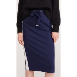 Dzianinowa spódnica - Granatowy. Niebieskie spódniczki damskie Reserved, s, bez wzorów, z dzianiny. W wyprzedaży za 39,99 zł.