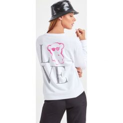 BLUZA EMPORIO ARMANI. Bluzy damskie Emporio Armani, bez wzorów, bez rękawów, bez kaptura. Za 709,00 zł.