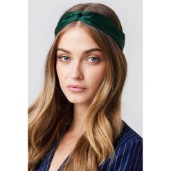 NA-KD Accessories Satynowa opaska do włosów - Green. Zielone ozdoby do włosów marki NA-KD Accessories, bez wzorów, z poliesteru. W wyprzedaży za 24,57 zł.