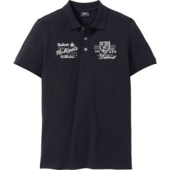 Shirt polo z nadrukiem bonprix czarny. Koszulki męskie bonprix. Za 44,99 zł.