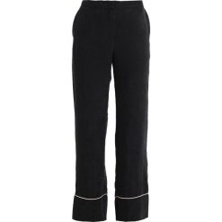 Karen by Simonsen VICTORY PANT Spodnie materiałowe black. Czarne spodnie damskie Karen by Simonsen, bez wzorów, z tkaniny. Za 549,00 zł.