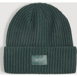 Czapka beanie z naszywką - Khaki. Brązowe czapki damskie Sinsay, z aplikacjami. W wyprzedaży za 4,99 zł.