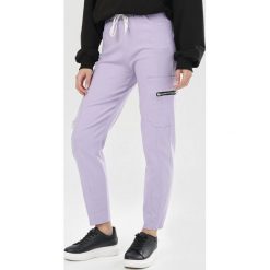 Jasnofioletowe Spodnie Elinyss. Fioletowe spodnie damskie Born2be, s, bez wzorów, z tkaniny. Za 79,99 zł.