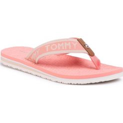 Japonki TOMMY HILFIGER - Th Embossed Flat Beach Sandal FW0FW04805 Island Coral SN7. Różowe klapki damskie TOMMY HILFIGER, bez wzorów, ze skóry, bez obcasa. W wyprzedaży za 139,00 zł.