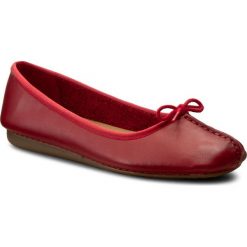 Baleriny damskie lakierowane: Baleriny CLARKS – Freckle Ice 261237294 Red
