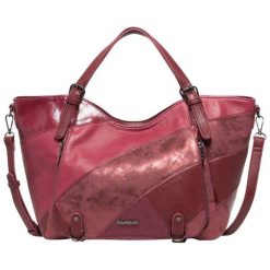 Desigual Torebka Damska Burgund Priya Rotterdam. Czerwone torebki klasyczne damskie Desigual, bez wzorów, pikowane, bez dodatków. W wyprzedaży za 335,00 zł.
