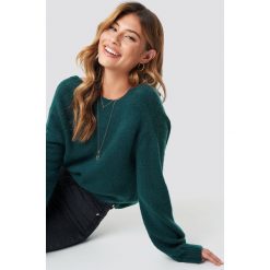 Linn Ahlborg x NA-KD Sweter z kopertowym tyłem - Green. Zielone swetry klasyczne damskie marki Linn Ahlborg x NA-KD, z dzianiny, z kopertowym dekoltem. Za 161,95 zł.