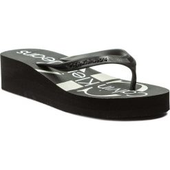 Japonki CALVIN KLEIN JEANS - Tesse Jelly RE9734 Black. Czarne klapki damskie marki Calvin Klein Jeans, w paski, z jeansu, bez obcasa, na koturnie. Za 179,90 zł.