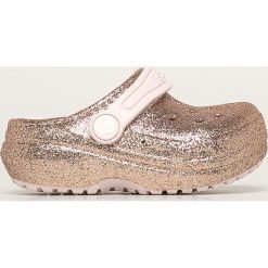 Crocs - Klapki dziecięce. Żółte sandały dziewczęce Crocs, z materiału, bez zapięcia. W wyprzedaży za 149,90 zł.
