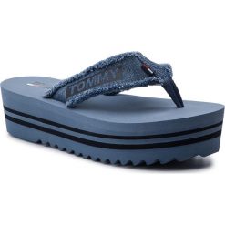 Japonki TOMMY JEANS - Denim Mid Beach Sandal EN0EN00594 Denim 404. Niebieskie klapki damskie Tommy Jeans, bez wzorów, z jeansu, bez obcasa. W wyprzedaży za 159,00 zł.