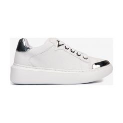 Guess Tenisówki Biały. Białe koturny damskie Guess, z aplikacjami, z materiału, bez zapięcia. Za 516,95 zł.