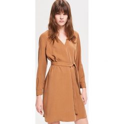 Sukienka z Tencelu™ - Żółty. Żółte sukienki damskie Reserved, bez wzorów, bez kołnierzyka, bez rękawów. Za 139,99 zł.