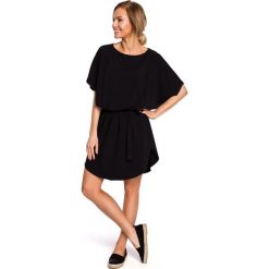 Bawełniana sukienka mini z paskiem - czarna. Czarne sukienki damskie Moe, s, bez wzorów, z bawełny, bez kołnierzyka, bez rękawów, mini, oversize. W wyprzedaży za 143,00 zł.