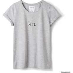 T-shirt szary NIE. Szare t-shirty damskie marki Pakamera, z napisami, klasyczne, z klasycznym kołnierzykiem. Za 79,00 zł.