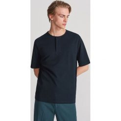 T-shirt z guzikami - Granatowy. Niebieskie t-shirty męskie Reserved, s. W wyprzedaży za 29,99 zł.