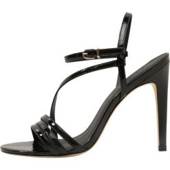 Sandały damskie: Tibi VIVIAN CRINKLE PATENT Sandały na obcasie black