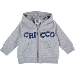 Bluza w kolorze szarym. Szare bluzy niemowlęce marki Chicco, z nadrukiem, z bawełny. W wyprzedaży za 49,95 zł.