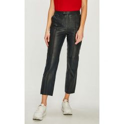 Pepe Jeans - Spodnie skórzane Lia. Szare spodnie damskie marki Pepe Jeans, z haftami, z poliesteru, casualowe. Za 799,90 zł.