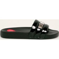 Love Moschino - Klapki. Czarne klapki damskie Love Moschino, bez wzorów, ze skóry ekologicznej, bez obcasa, na obcasie. Za 439,90 zł.