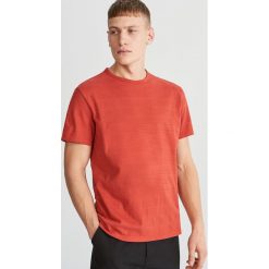 T-shirt z prążkowanym wzorem - Różowy. Różowe t-shirty męskie Reserved, s, bez wzorów, prążkowane, bez kołnierzyka. Za 49,99 zł.