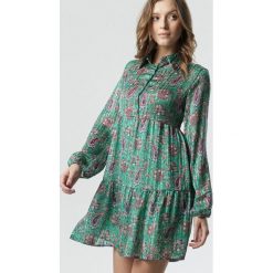 Zielona Sukienka Imaan. Zielone sukienki damskie Born2be, s, w kwiaty, z wykładanym kołnierzem, z długim rękawem, długie, mini, rozkloszowane. Za 99,99 zł.