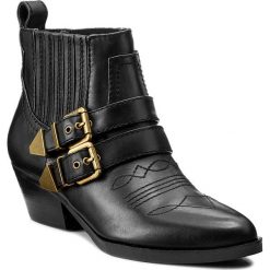 Botki GUESS - Violla FLVIO3 LEA09 BLACK. Czarne buty zimowe damskie Guess, z materiału, na obcasie. W wyprzedaży za 439,00 zł.