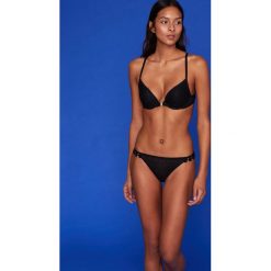 Etam - Stringi Hippie. Czarne majtki damskie Etam, bez wzorów, z elastanu. W wyprzedaży za 49,90 zł.