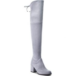 Muszkieterki STUART WEITZMAN - Tieland YL53491 Dovetail Suede. Niebieskie kozaki damskie Stuart Weitzman, ze skóry, bez obcasa, bez zapięcia. W wyprzedaży za 1779,00 zł.