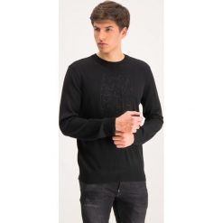 Sweter Armani Exchange 6GZM3B ZMM9Z 1200. Czarne swetry męskie Armani Exchange, m, bez wzorów, z wełny, klasyczne, z klasycznym kołnierzykiem, bez kaptura. W wyprzedaży za 269,00 zł.