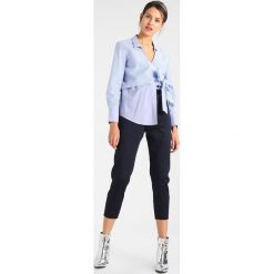 Bluzki asymetryczne: Bardot WRAP TIE Bluzka blue/white