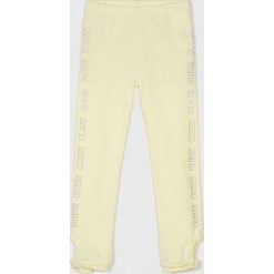 Guess Jeans - Legginsy dziecięce 118-166 cm. Żółte spodnie dziewczęce Guess Jeans, m, z aplikacjami, z elastanu, z podwyższonym stanem. W wyprzedaży za 69,90 zł.