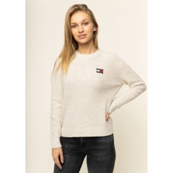 Sweter Tommy Jeans Tjw Badge DW0DW07623. Szare swetry damskie Tommy Jeans, s, bez wzorów, z bawełny, klasyczne, bez rękawów, bez kaptura. W wyprzedaży za 339,00 zł.