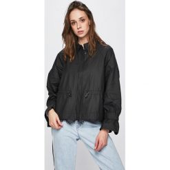Guess Jeans - Kurtka. Czarne kurtki damskie Guess Jeans, s, z aplikacjami, z jeansu, krótkie, bez kaptura. W wyprzedaży za 359,90 zł.