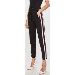 Guess Jeans - Spodnie. Czarne spodnie damskie Guess Jeans, s, z aplikacjami, z poliesteru, casualowe. W wyprzedaży za 299,90 zł.