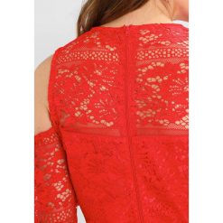 Sukienki hiszpanki: Miss Selfridge FLIPPY COLD SHOULDER DRESS Sukienka koktajlowa red