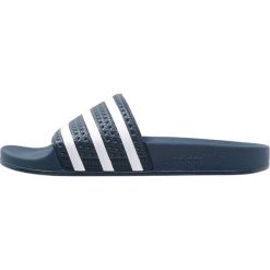 Adidas Originals ADILETTE Sandały kąpielowe blue/white. Niebieskie sandały damskie marki adidas Originals, z tworzywa sztucznego. Za 139,00 zł.