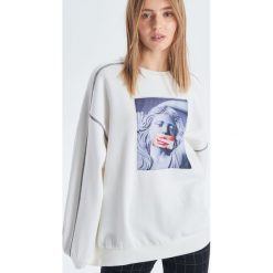 Bluza oversize z nadrukiem - Biały. Białe bluzy damskie marki Cropp, s, z nadrukiem, bez rękawów, bez kaptura. Za 99,99 zł.